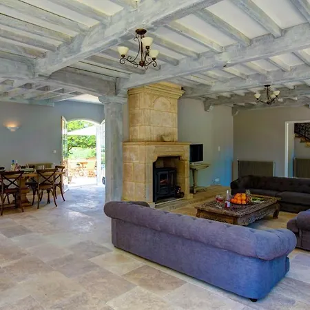 Sleeps 12 Pool Wifi Fourcès